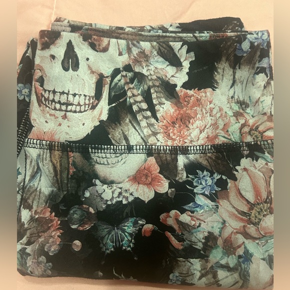 Evolution and Creation Floral Skull Design Capri Leggings - Picture 7 of 9